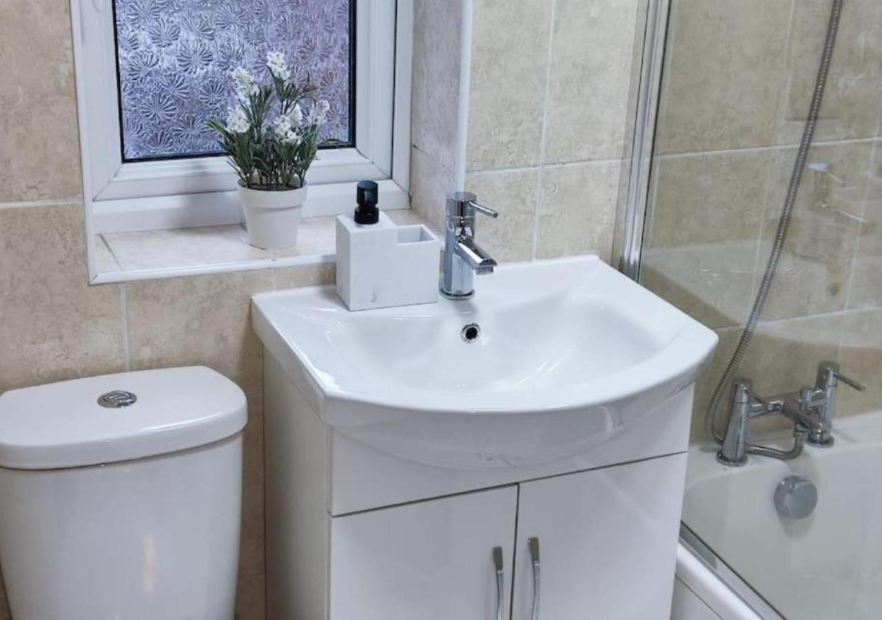 Comfortable 3 Bedrooms Leeds Beach House - Ideal For Family And Contractors - Free Parking For 2 Cars Zewnętrze zdjęcie