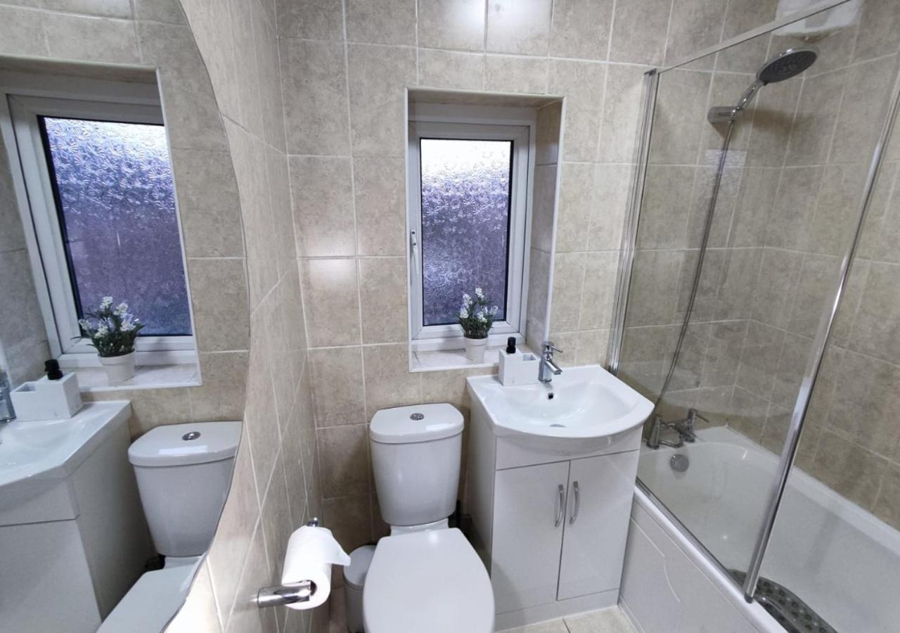Comfortable 3 Bedrooms Leeds Beach House - Ideal For Family And Contractors - Free Parking For 2 Cars Zewnętrze zdjęcie
